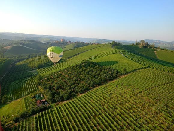 partenza da barolo - giro in mongolfiera