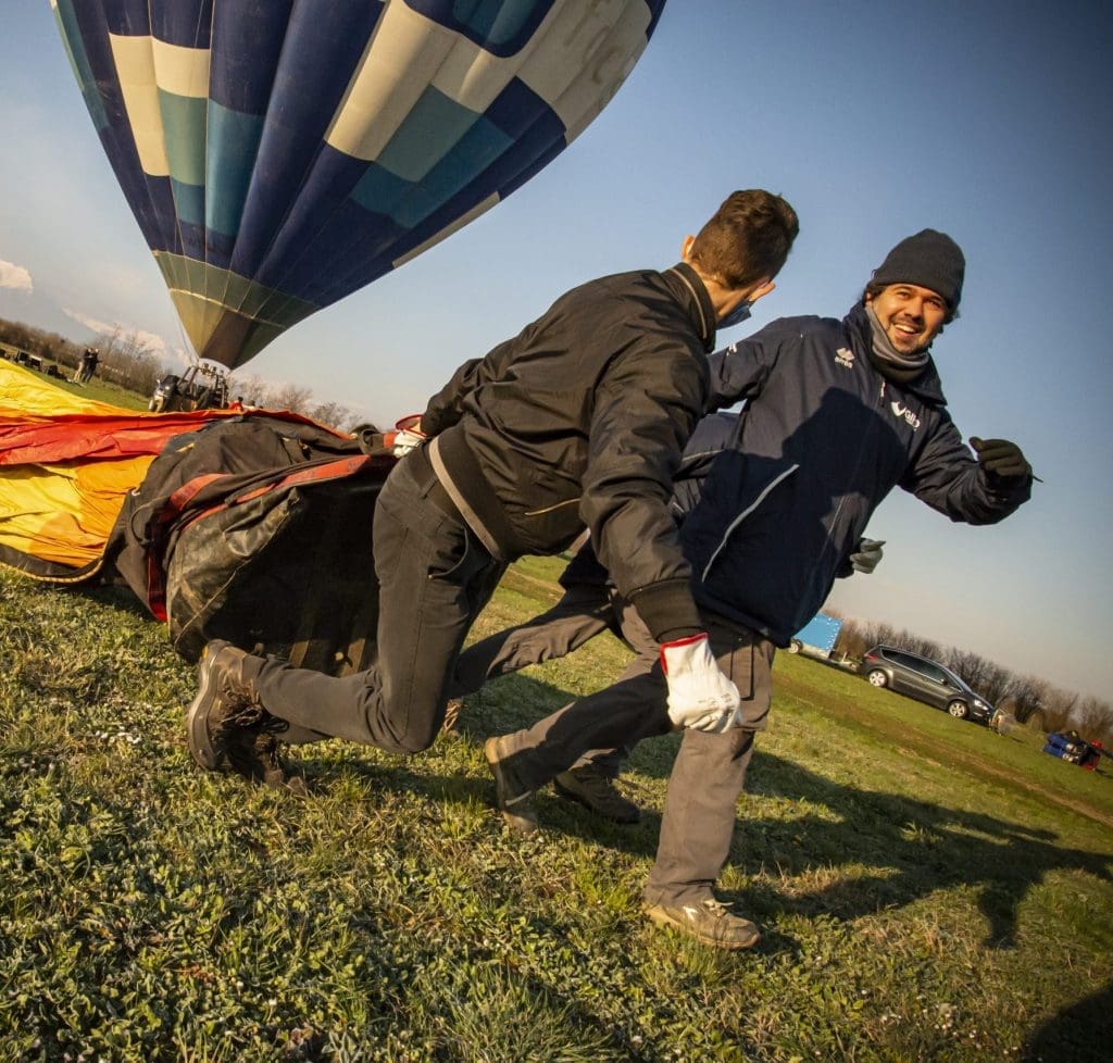Operazioni di gonfiaggio della Mongolfiera